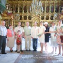 муж и жена с иконами после венчания